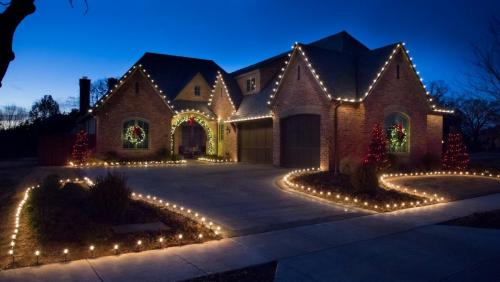 this image shows Christmas decorations installation Rancho Cordova, CA