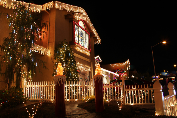 Rancho-Cordova-CA-residential-Christmas-lights this image shows residential Christmas lights installation in Rancho Cordova, CA