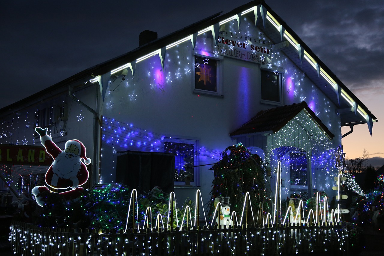 fence-line-Christmas-lights-Rancho-Cordova this image shows fence line Christmas lights in Rancho Cordova, CA